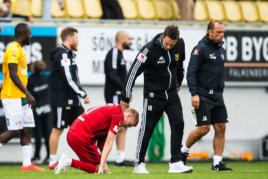 Östersunds Simon Kroon klappas om av tränare Ian