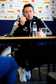 Östersunds tränare Ian Burchnall på presskonferensen
