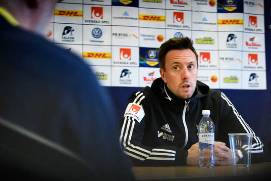Östersunds tränare Ian Burchnall på presskonferensen