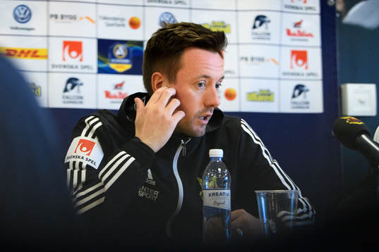 Östersunds tränare Ian Burchnall på presskonferensen
