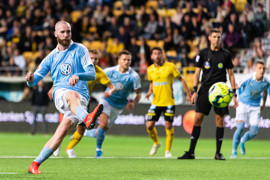 Malmö FFs Jo Inge Berget gör 0-2 på straff