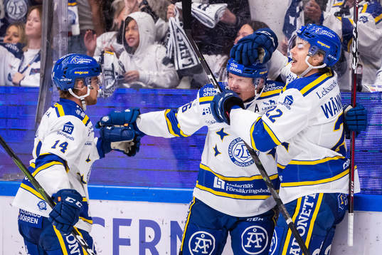 Leksands Patrik Zackrisson jublar med lagkamrater