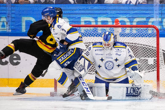 Brynäs Jaedon Descheneau och Leksands August Berg framför