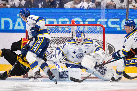 Leksands målvakt Janne Juvonen och August Berg och Mattias