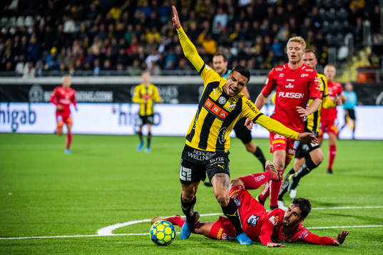 Häckens Ahmed Yasin faller i en kamp med Elfsborgs