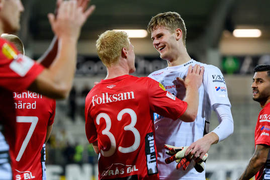 Elfsborgs målvakt Tim Rönning jublar