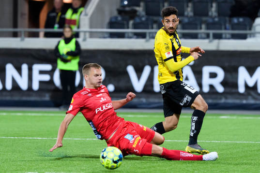 Elfsborgs Gustav Henriksson försvarar mot Häckens Daleho