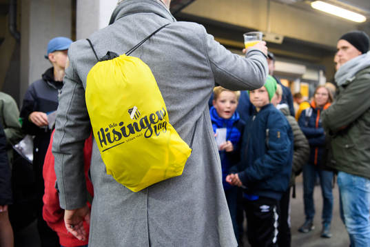 En ryggsäck med texten ”Hela Hisningens lag”