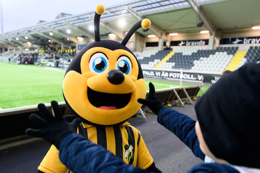Häckens maskot Stickan hälsar på publiken