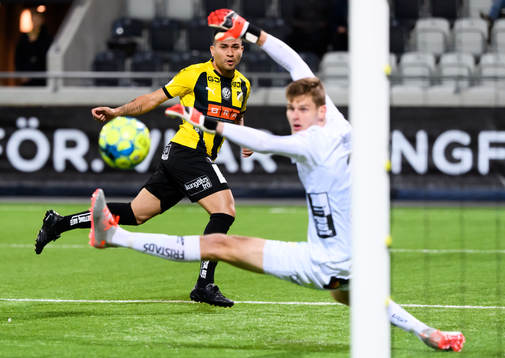 Häckens Paulinho skjuter mot Elfsborgs målvakt Tim