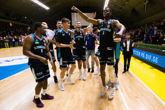 Djurgårdens Derrick Wilson och Yannick Anzuluni jublar med