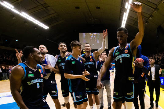 Djurgårdens Derrick Wilson jublar med Yannick Anzuluni och