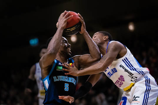 Djurgårdens Derrick Wilson med en offensiv foul i kamp om