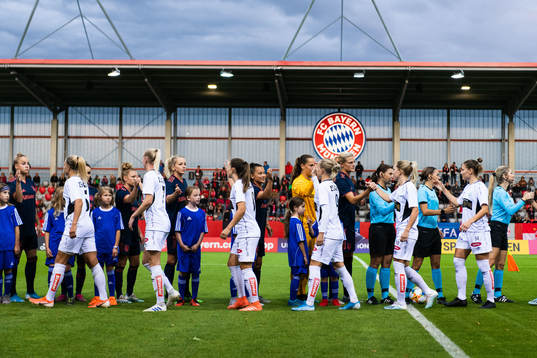 Players of Göteborg and of Bayern Munich greet each other
