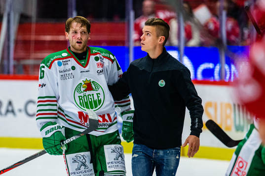 Rögles Simon Ryfors får hjälp av isen