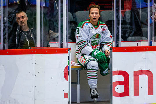 Rögles Daniel Bertov deppar i utvisningsbåset