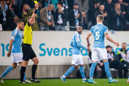 Malmö FFs Sören Rieks får gult kort