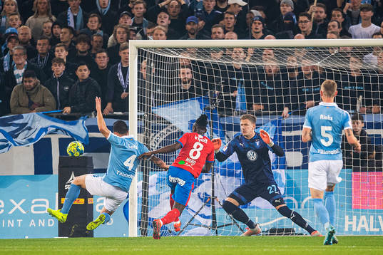 Helsingborgs Mamudu Moro med avslut mot Malmö FFs Johan