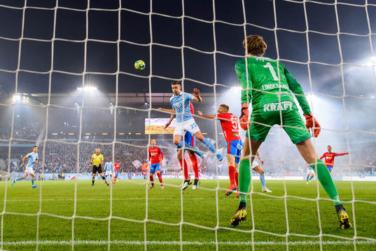 Malmö FFs Marcus Antonsson oroar framför Helsingborgs