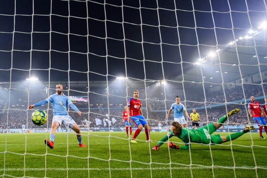 Malmö FFs Sören Rieks (ej i bild) gör 1-0 bakom