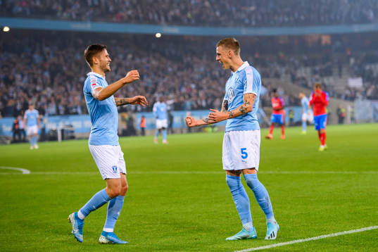 Malmö FFs Sören Rieks jublar med Arnór Traustason
