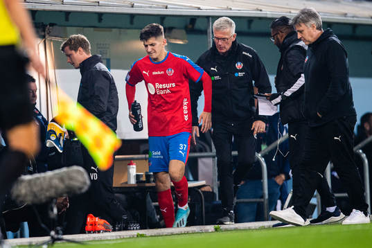 Helsingborgs Armin Gigovic lämnar planen skadad