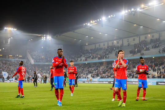 Helsingborgs Alhaji Gero och Max Svensson tackar sina