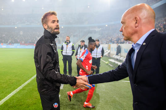 Helsingborgs tränare Olof Mellberg hälsar på Malmö FFs