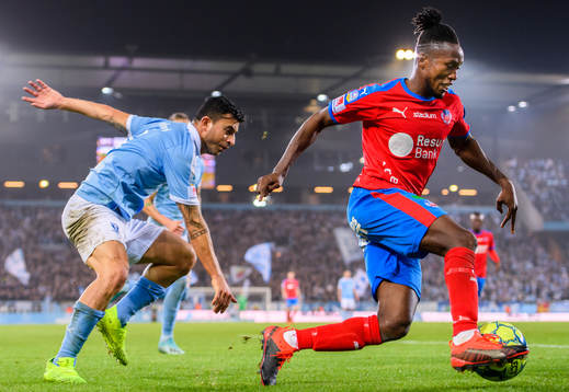 Helsingborgs Mamudu Moro tar sig förbi Malmö FFs Behrang