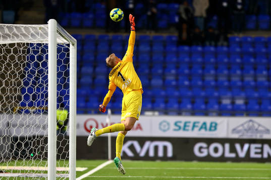 Räddning av AFC Eskilstunas målvakt Ole Söderberg