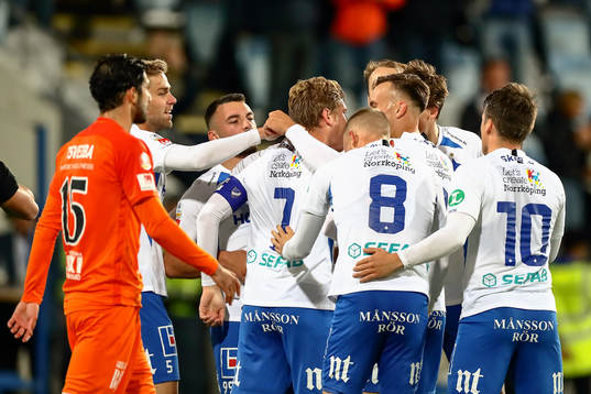 IFK Norrköpings spelare med Lars Krogh Gerson jublar