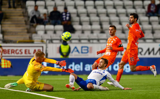 AFC Eskilstunas målvakt Ole Söderberg och IFK