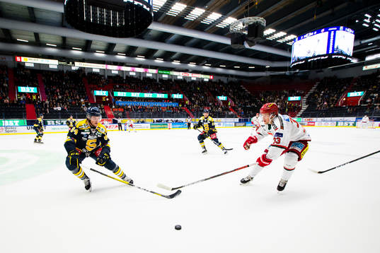 Södertäljes Sebastian Walfridsson i kamp om pucken med