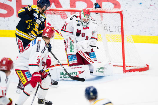 Modos målvakt Linus Lundin med en räddning