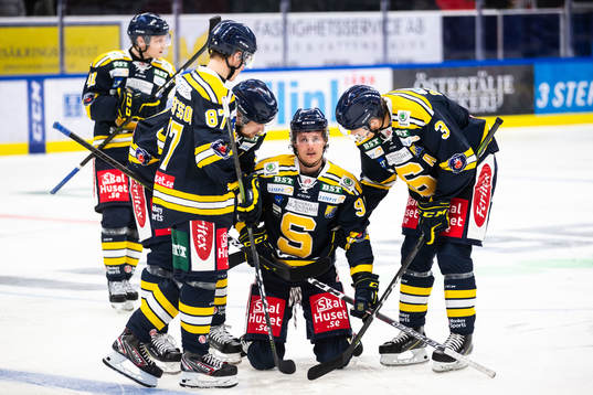 Södertäljes Nick Olesen kollas till av lagkamrater