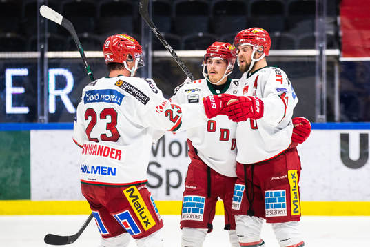 Modos Henrik Björklund jublar
