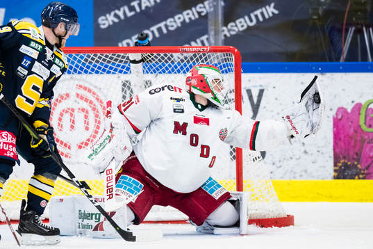 Modos målvakt Linus Lundin med en räddning