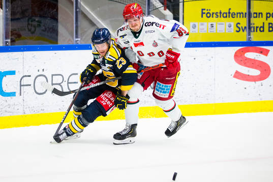 Södertäljes Bobbo Pettersson i kamp om pucken med Modos
