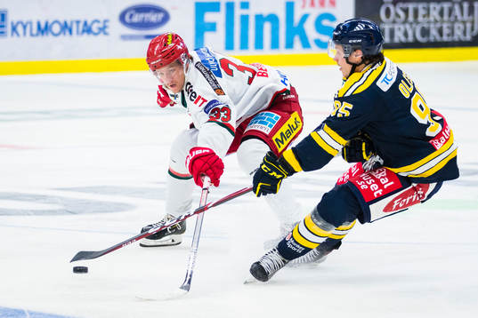 Modos Victor Berglund i kamp om pucken med Södertäljes