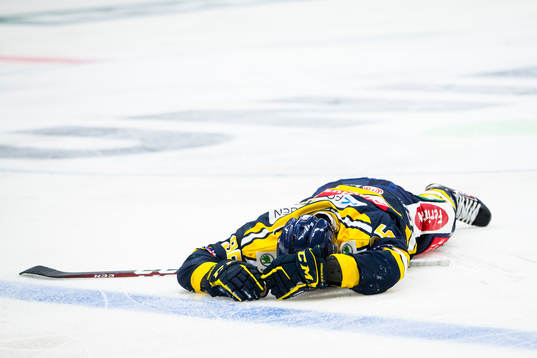 Södertäljes Nick Olesen ligger på isen