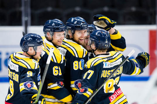 Södertäljes Ludwig Blomstrand (m) gör 4-0 och jublar med