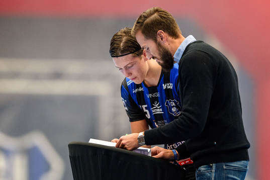 Helsingborgs Oliver Windfeldt skriver på ett avtal för