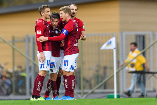 IFK Norrköpings Simon Skrabb jublar med lagkamrater