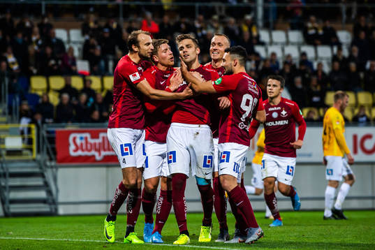 IFK Norrköpings Christoffer Nyman jublar med lagkamrater