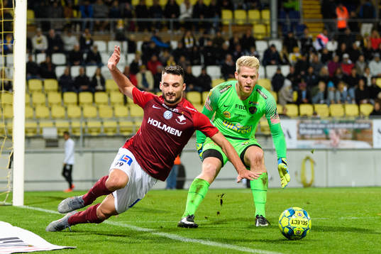 IFK Norrköpings Sead Haksabanovic och Falkenbergs målvakt