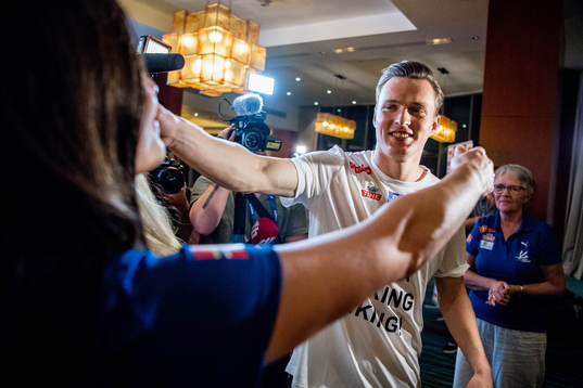 Karsten Warholm of Norway celebrates with his mum Kristine