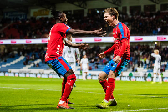 Helsingborgs Mamudu Moro och Max Svensson jublar