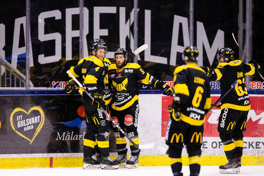 Västerås Kelsey Tessier jublar med lagkamrater