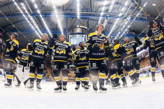 s spelare jublar och tackar fansen