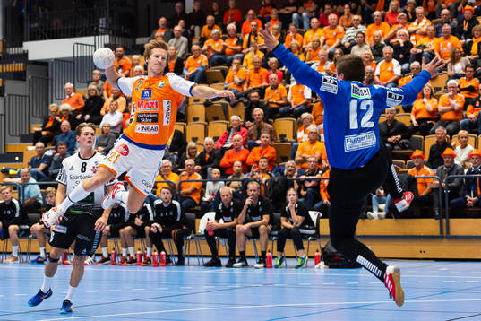 Kristianstads Alfred Ehn skjuter mot IFK Ystads målvakt